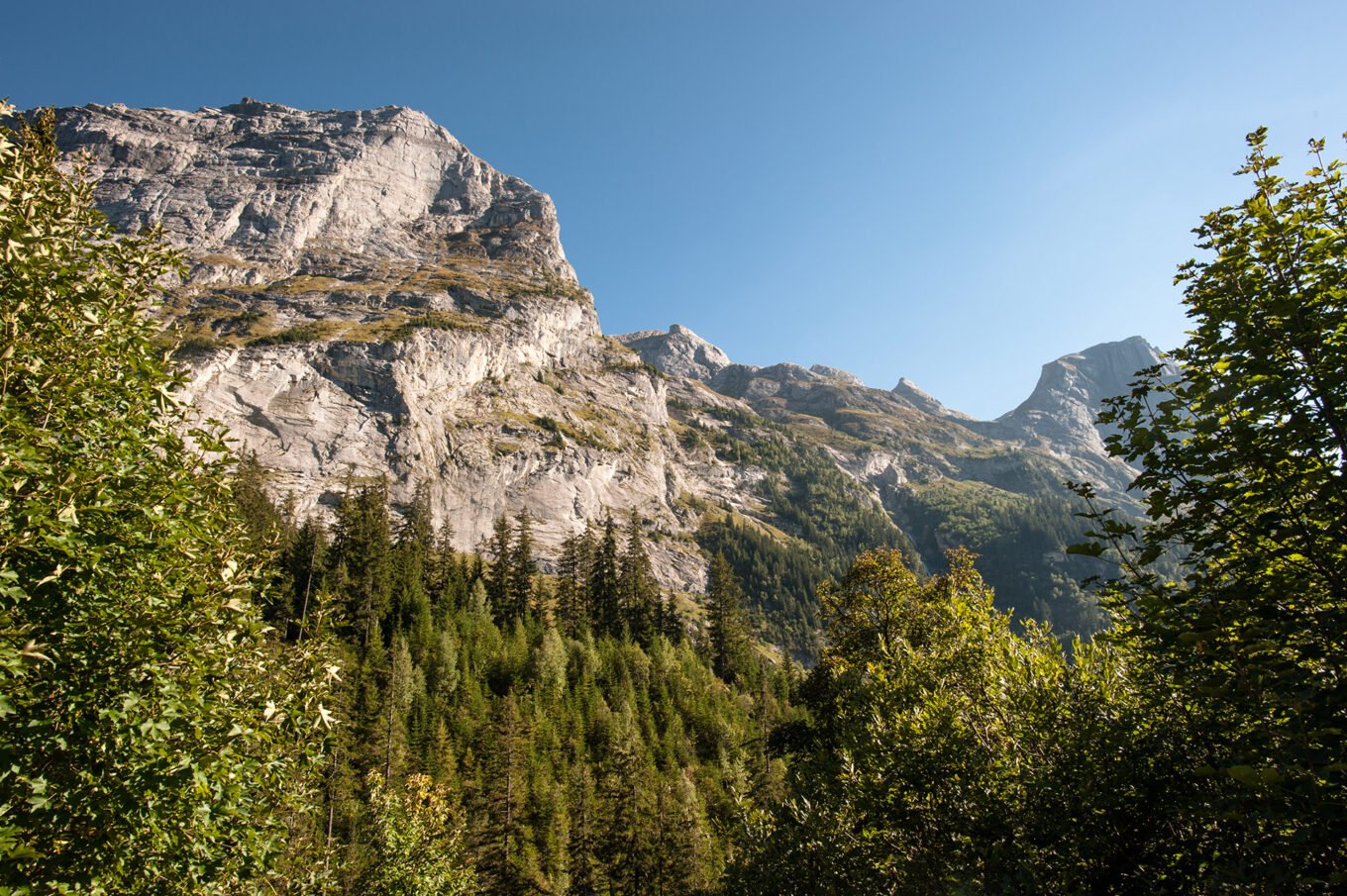 Randonnée itinérante traversée des la Vanoise en 6 jours - Le Grand Marchet et la Petite Aiguille de l’Arcelin surplombant Pralognan-la-Vanoise