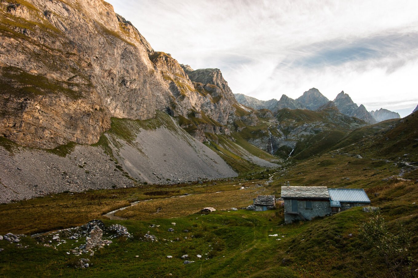 Randonnée itinérante traversée des la Vanoise en 6 jours - Les Chalets de la Glière au petit matin