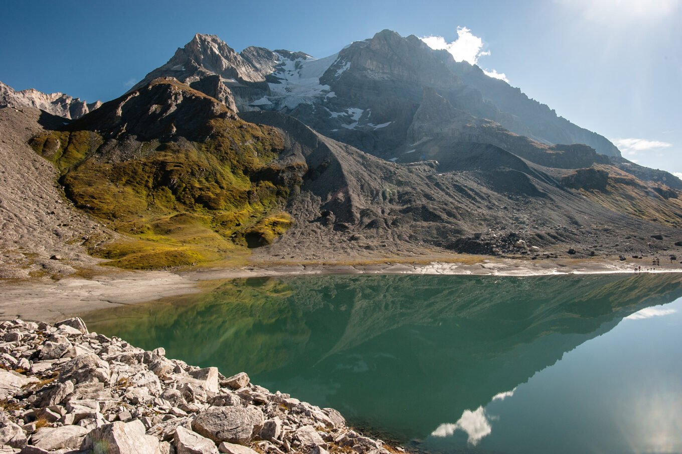 Randonnée itinérante traversée des la Vanoise en 6 jours - Le Lac Long surplombé de la Grande Casse près du Col de la Vanoise