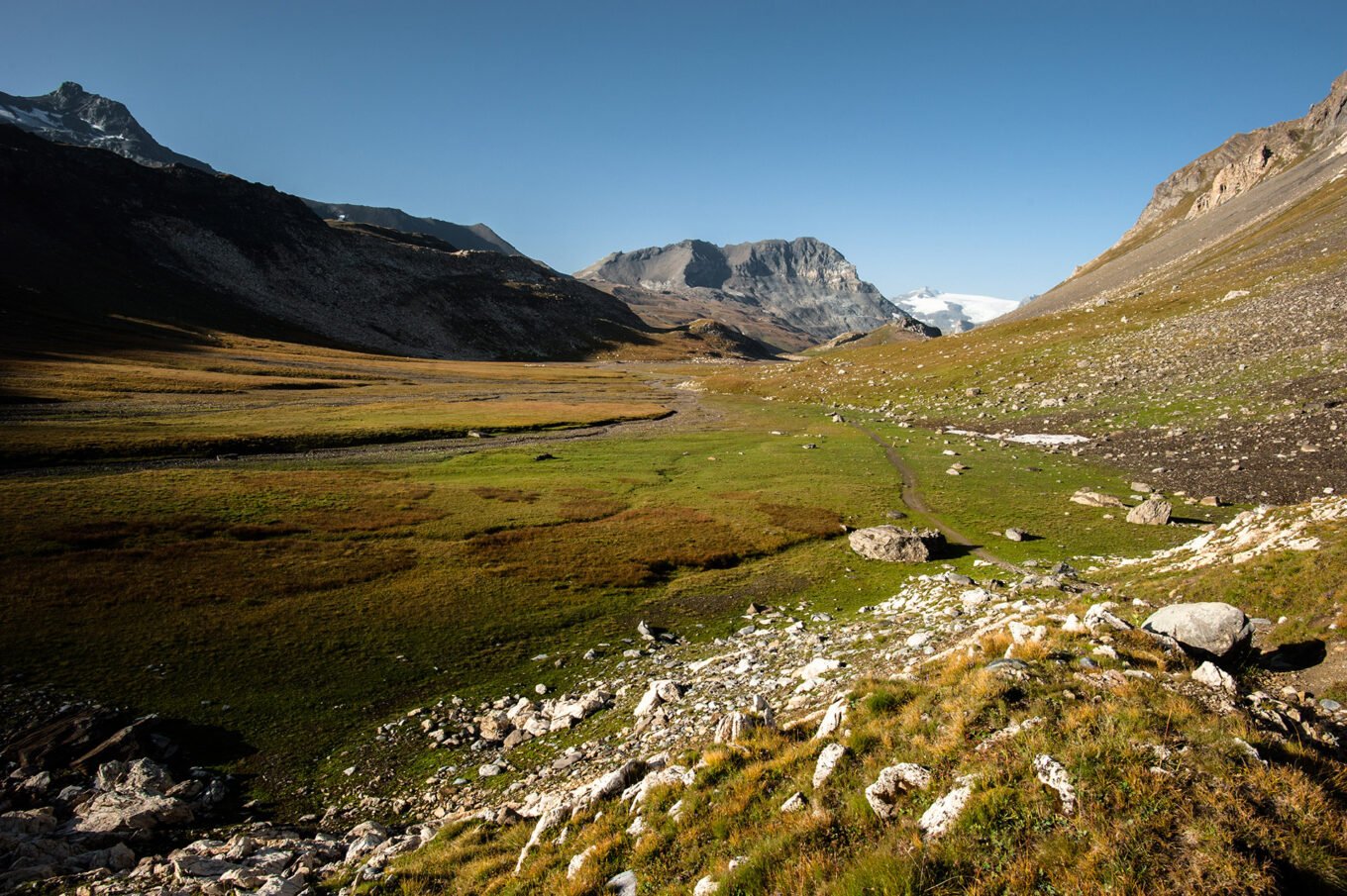 Randonnée itinérante traversée des la Vanoise en 6 jours - Ascension du Col de la Leisse au petit matin