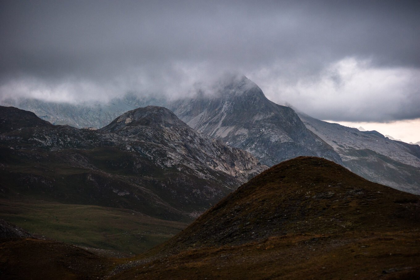 Randonnée itinérante traversée des la Vanoise en 6 jours - Le temps se gâte avec la tombée de la nuit