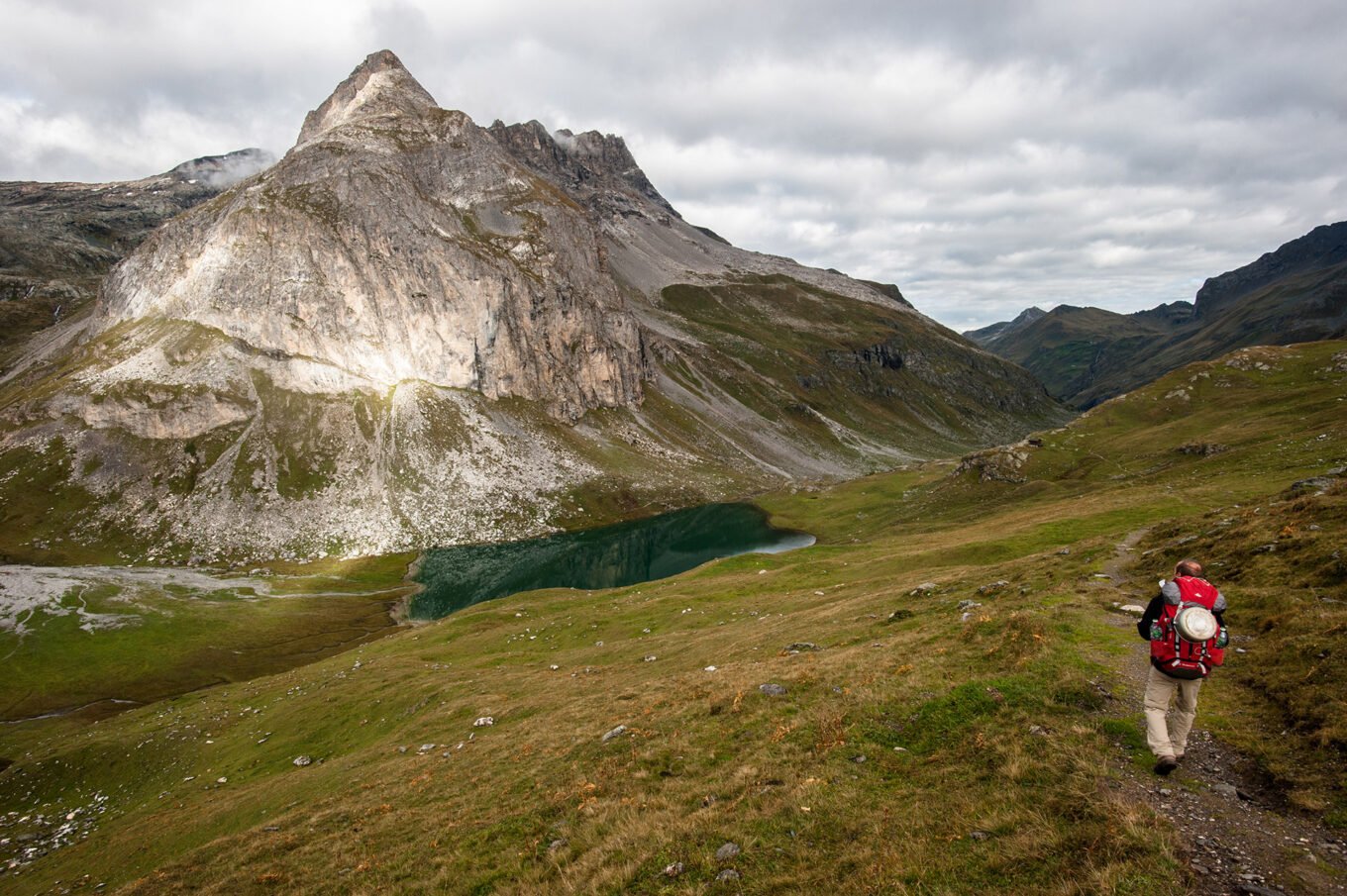 Randonnée itinérante traversée des la Vanoise en 6 jours - Le Lac de la Plagne couronné du Mont Blanc de Peisey